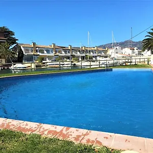 apartamento-en-roses-con-vistas-al-canal-y-piscina.topcostabravahotels.com/
